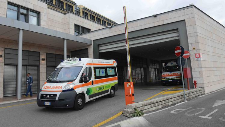 Un'ambulanza al Pronto soccorso (foto Archivio)