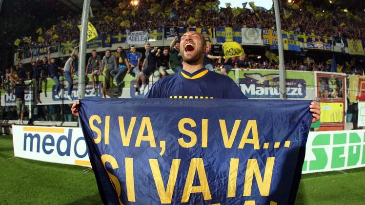 Davide Luppi in estasi sotto la curva dei supporters gialloblù