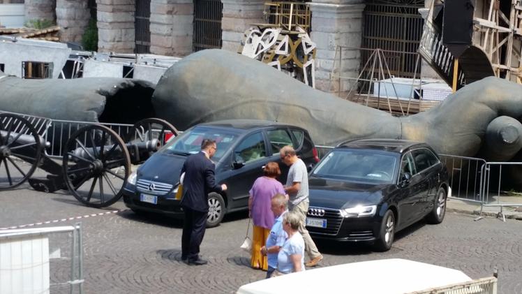 Il comandante della Polizia locale Luigi Altamura controlla due auto parcheggiate in Piazza Bra accanto alle scenografie areniane