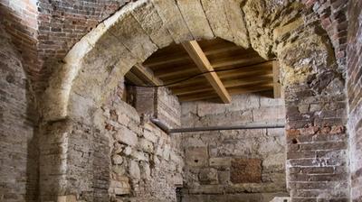 La postierla romana, porta secondaria di accesso della cinta muraria,  rinvenuta in via LeoncinoLa torre romana come appare da vicolo Stella