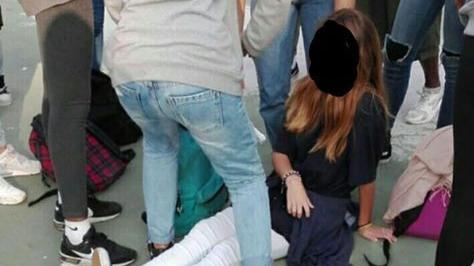Il fermoimmagine di uno dei video caricati sui social che mostrano pestaggi tra ragazzini a VeronaUna ragazza circondata dal brancoIn un parco due ragazzini si affrontano: tutti i video sono in rete