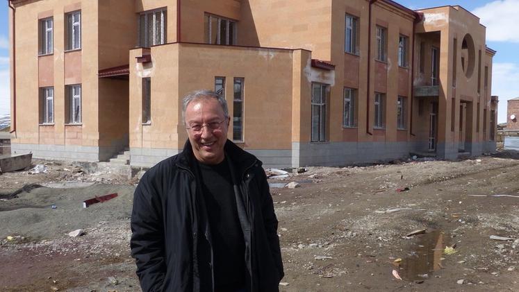 Kökciyan davanti alla nuova scuola di Krasar: «Il popolo armeno per sempre grato a Verona e a L’Arena» Kökciyan in visita alla «Scuola Verona», con la targa de L’Arena