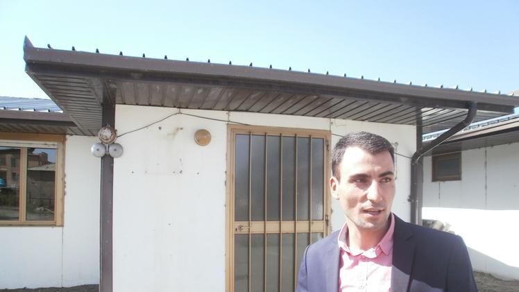 Aram Karapetyan davanti alla Scuola Verona, dove ha studiato