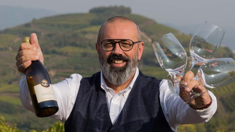 Gaetano Tobin, direttore della Cantina di Monteforte, festeggia i «Tre bicchieri» del Gambero Rosso
