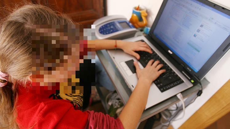 Una ragazzina naviga con il computer
