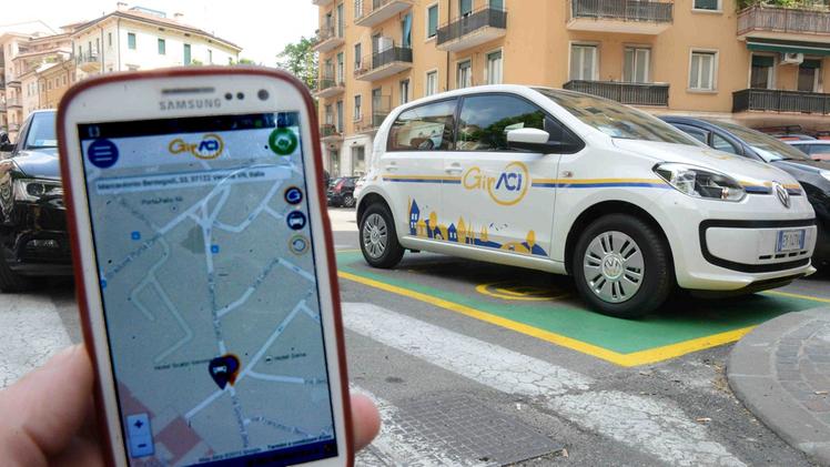 Un’auto del servizio car sharing in uno dei posteggi dedicati: ci si può prenotare con lo smartphone