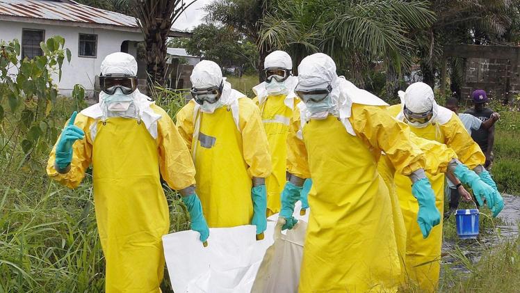 Operatori trasportano una vittima dell’Ebola a Monrovia, in LiberiaRoberto Scaini durante la sua missione contro l’Ebola
