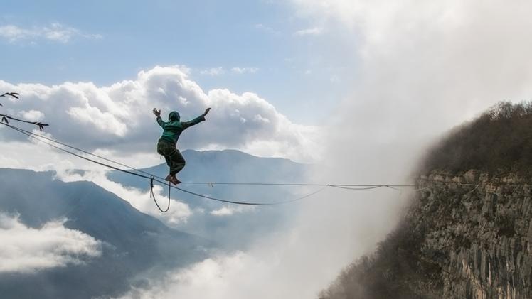In equilibrio su una fune ad alta quota: è l'highline FOTO SIRIO ZAO