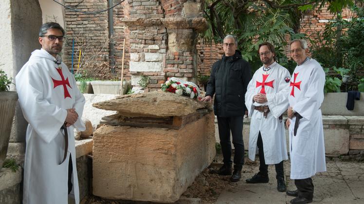 San Fermo, don Maurizio Viviani con i templari Romano, Patuzzo e Daldosso vicino al sarcofago (MARCHIORI)