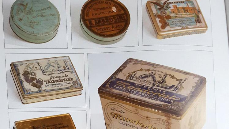 Il coperchio della scatola di mandorlato risalente al SettecentoAltre scatole d’epoca del dolce tipico colognese