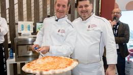 Zaia pizzaiolo al Vinitaly con Stefano Miozzo (foto Marchiori)
