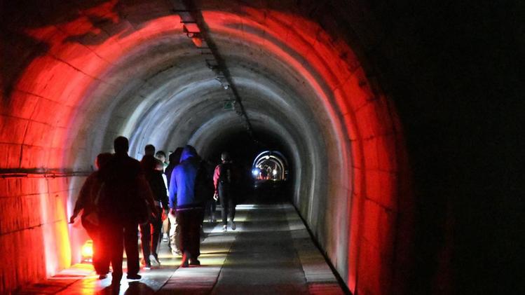 Il tunnel sotterraneo lungo un chilometro e trecento metri che si trova nell’ex base militare West Star  FOTOSERVIZIO PECORALa coda all’ingresso del tunnelUna sosta dedicata alle spiegazioni sulla struttura del bunker