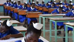 Giovani ragazze durante l’esame per diplomarsi in ostetricia. Il corso dura tre anni ed è tra i migliori in Africa orientaleMaurice Okao, medico responsabile della pediatria a Kalongo