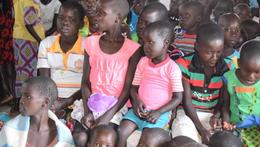 Una scena quotidiana all'ospedale di Kalongo: decine di bambini fuori e dentro i reparti. Ogni donna in questa regione dell'Uganda partorisce in media almeno sei volte
