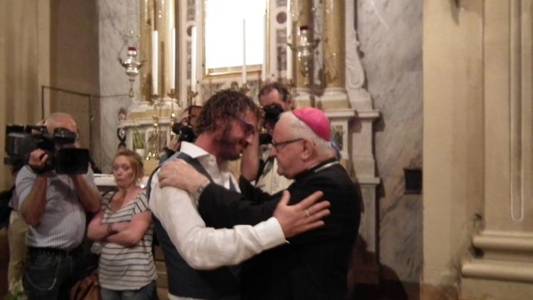 L'abbraccio tra Giuliano Costalunga e il vescovo Zenti (Foto Zambaldo)