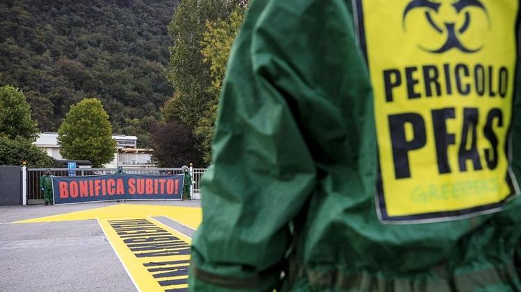 Il recente blitz di Greenpeace a Trissino davanti a Miteni