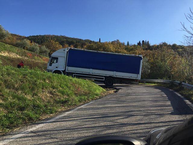 Camion Bloccato Sul Tornante Traffico Interrotto Fra Montorio E Pian Di Ca