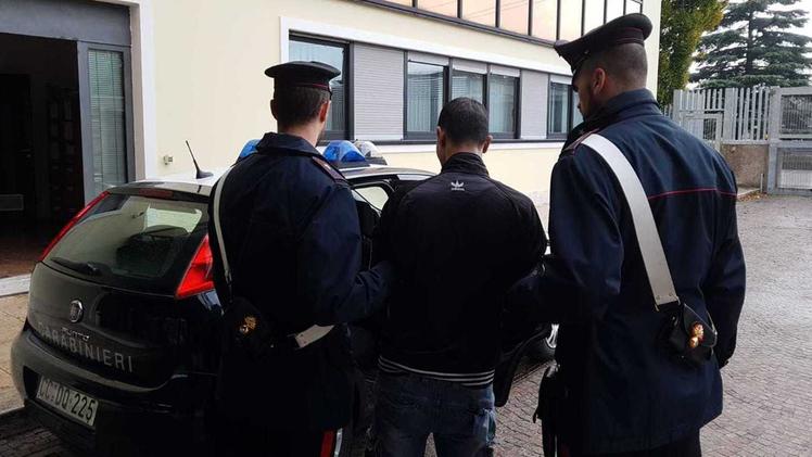 I carabinieri trasferiscono il  muratore trentenne nel carcere di Montorio 