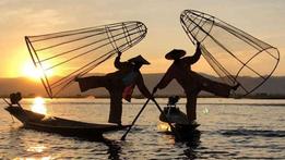 Gli equilibrismi dei pescatori del lago Inle, una delle immagini-simbolo del Myanmar. FOTO TREVISANI