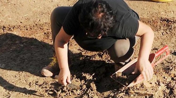 Un archeologo durante un lavoro di scavi in un sito