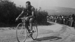 Gino Bartali scatta sulle Torricelle nella corsa rosa del 1940