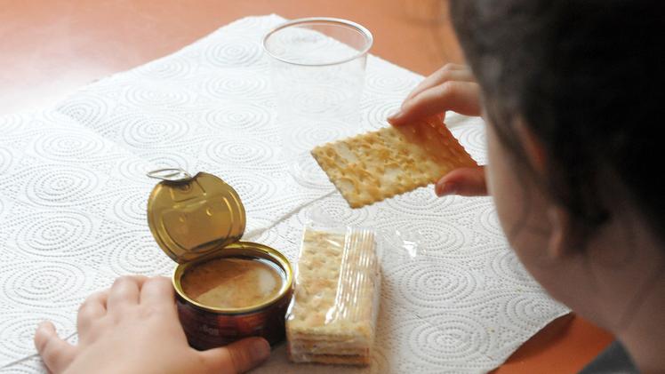 Per pranzo a scuola una bambina riceve tonno e cracker DIENNEFOTO
