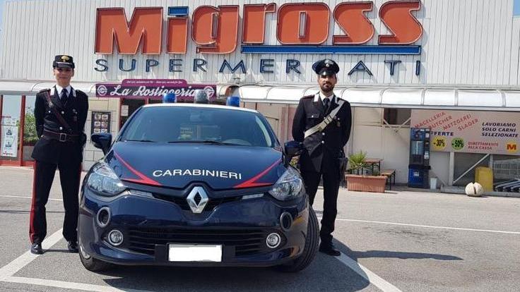 La pattuglia dei carabinieri di Peschiera davanti al supermercato Migross