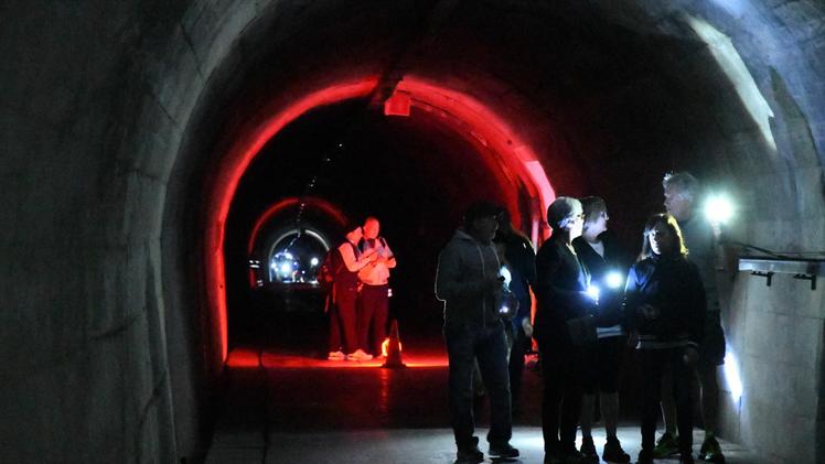 Visitatori nel tunnel dell'ex base Nato West Star entrati grazie al «Festival del cammino»