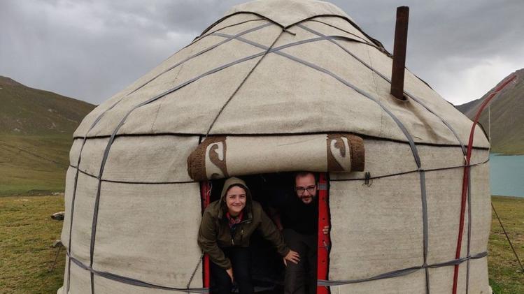 Alessandra Speri e Stefano Urbinati in yurta in Kirghizistan
