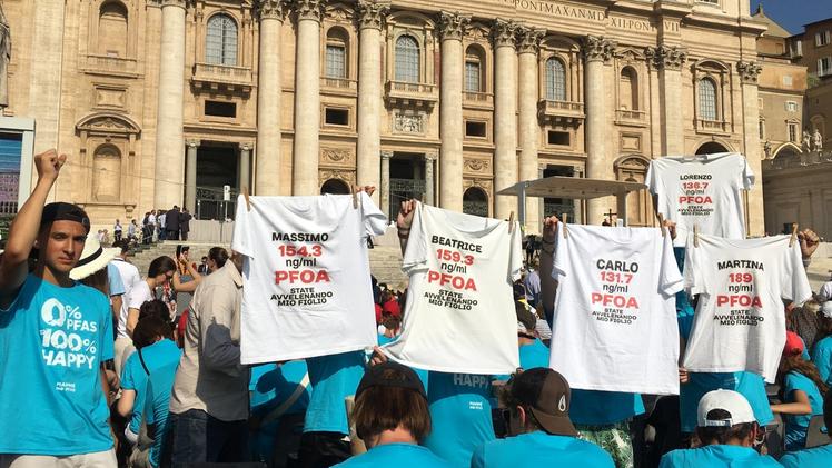 Una passata protesta dei genitori No Pfas in piazza San Pietro a Roma