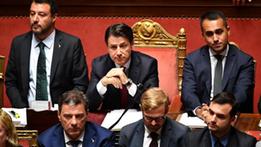 Il premier Giuseppe Conte tra Salvini e Di Maio