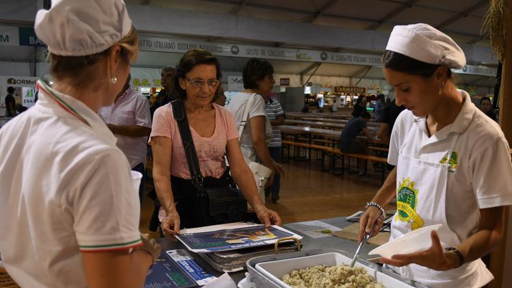 Padiglione pieno per gustare le specialità della manifestazioneRisotti pronti per essere serviti ai visitatori della Fiera del riso dell’anno scorso