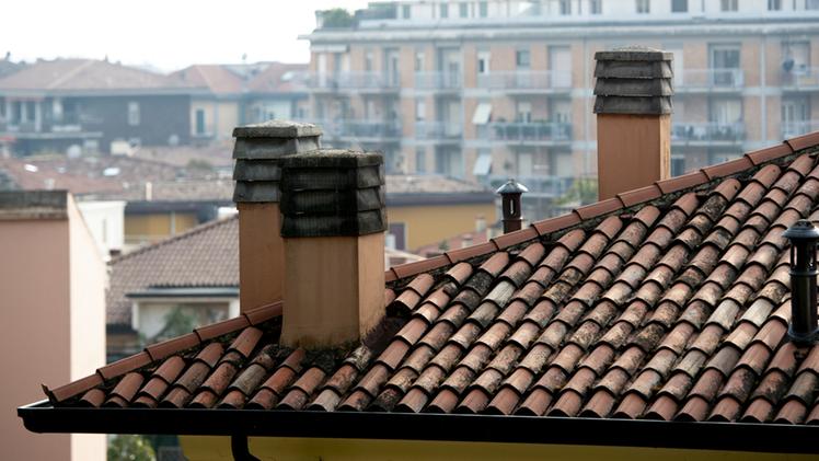 Camini sui tetti in centro città: per lo smog finiscono sotto accusa anche le caldaie delle abitazioni FOTO MARCHIORI