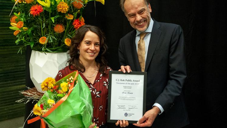 Irene Battisti riceve il premio dal rettore dell'università di Leiden (Olanda) Carel Stolker