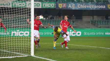 Al minuto 89 Ceter trova di testa la rete del vantaggio; Chievo-Perugia 1-0.