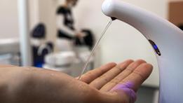 Un igienizzante:  lavare le mani è la prima regola di prevenzione di infezioni