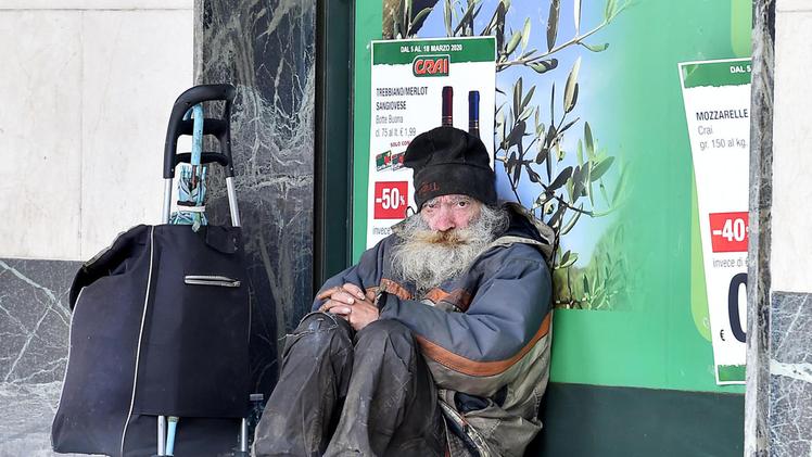 Un senzatetto. I poveri e i disagiati sono le prime vittime del virus