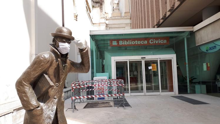La statua di Emilio Salgari di fronte alla biblioteca civica di via Cappello