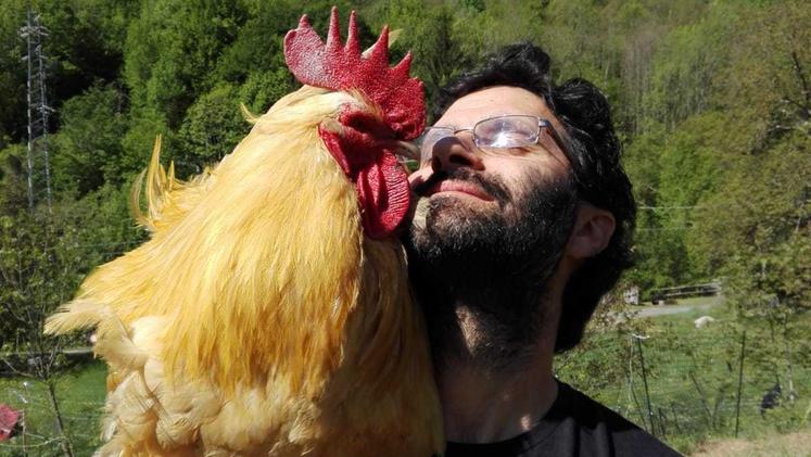 Fabio Bassan si fa baciare dal gallo Attila. R.T.