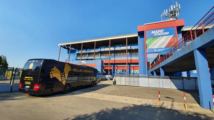 Il pullman del Verona al Mapei Stadium (Fotoexpress)