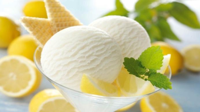 Una coppetta di gelato al limone