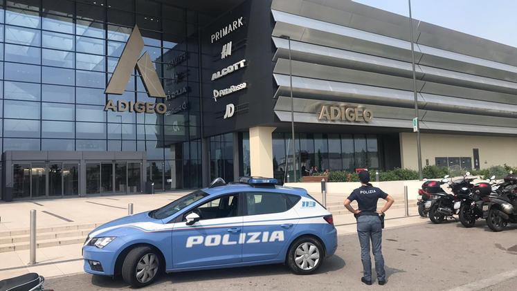 Agenti di polizia al centro commerciale Adigeo