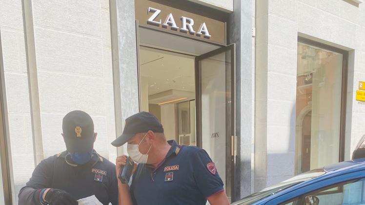 Agenti in via Mazzini, davanti al negozio Zara
