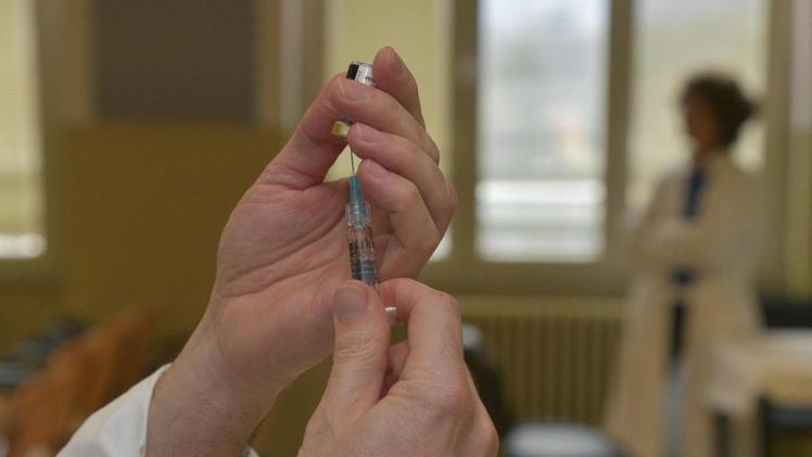 La preparazione di una dose di vaccino antinfluenzale: nelle farmacie al momento non si trova