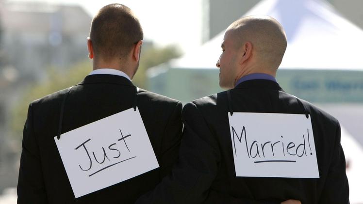 Due sposi gay in una foto che li ritrae nel giorno della loro unione 