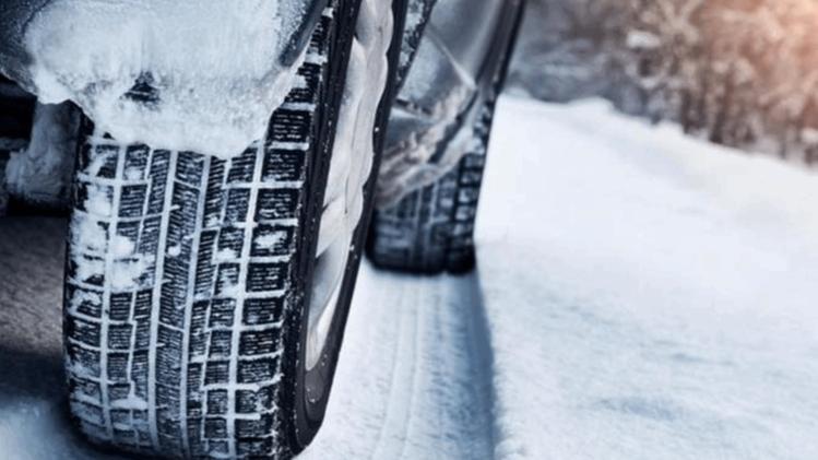 Gli pneumatici invernali offrono grandi performance con le basse temperature e sono consigliabili per chi vive nelle aree alpine e al Nord