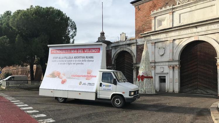 Il camion vela del movimento Pro Vita a Porta Vescovo