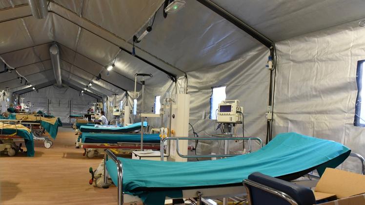 L’ospedale da campo allestito davanti al Pronto soccorso di Legnago DIENNEFOTO
