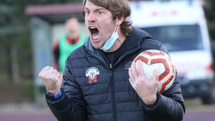 Colpo di testa di Rigione che sigla il 3-0  nel match di andata Chievo-Reggina  FOTOEXPRESSIvan Franceschini