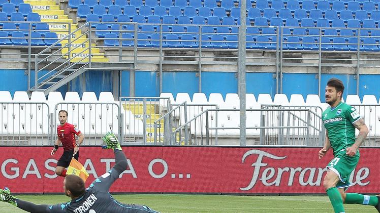 Vasile Mogos (qui a Empoli) è pronto a riprendersi la maglia da titolare domani sera col PisaDessena batte Joronen per l’1-1 del Pescara a Brescia
